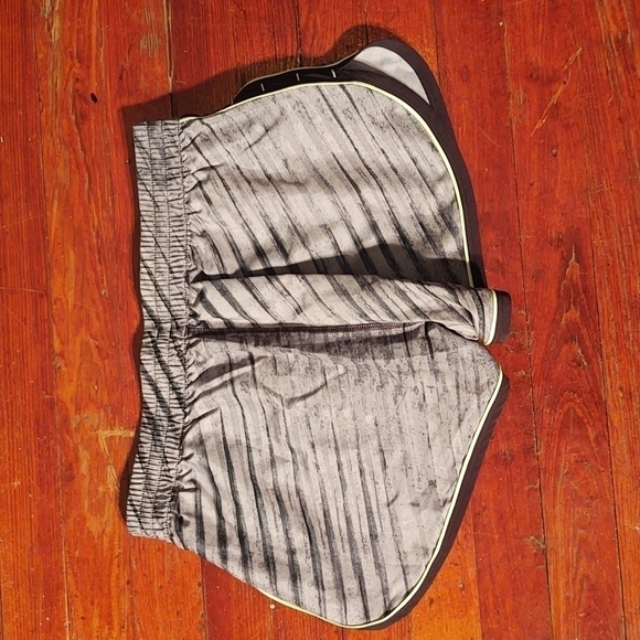 Under Armour Fitted Gray Athletic Shorts with Neon Green Trim Sz S - Picture 5 of 10